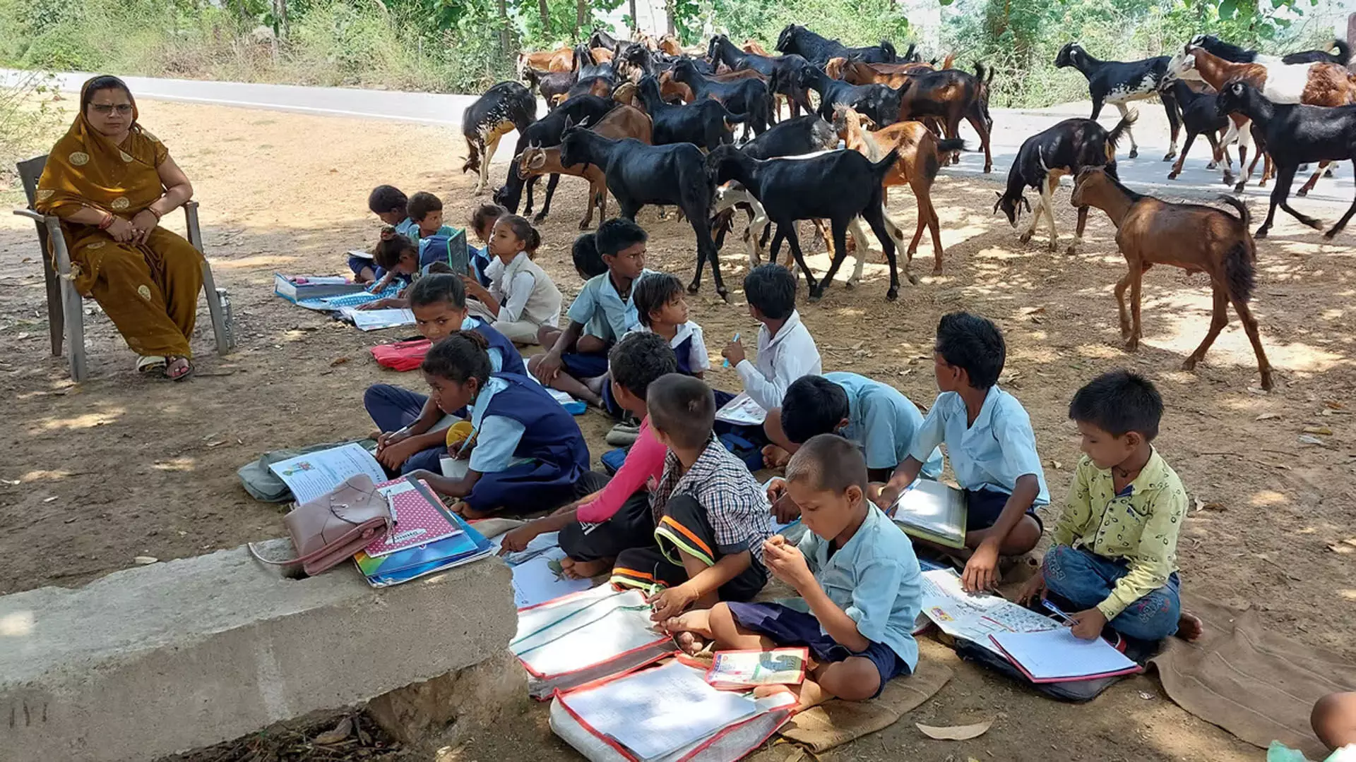 Madhya Pradesh: सांता के गांव में आसमान के नीचे चल रहा है प्राथमिक स्कूल