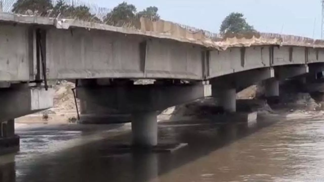 Kishanganj में 70 मीटर लंबे पुल ढहा, खंभे तेज धारा का नहीं कर सका सामना