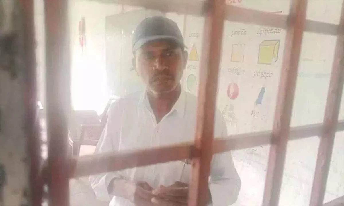 Telangana: कोठागुडेम में नशे में धुत सरकारी शिक्षक को कक्षा में किया बंद