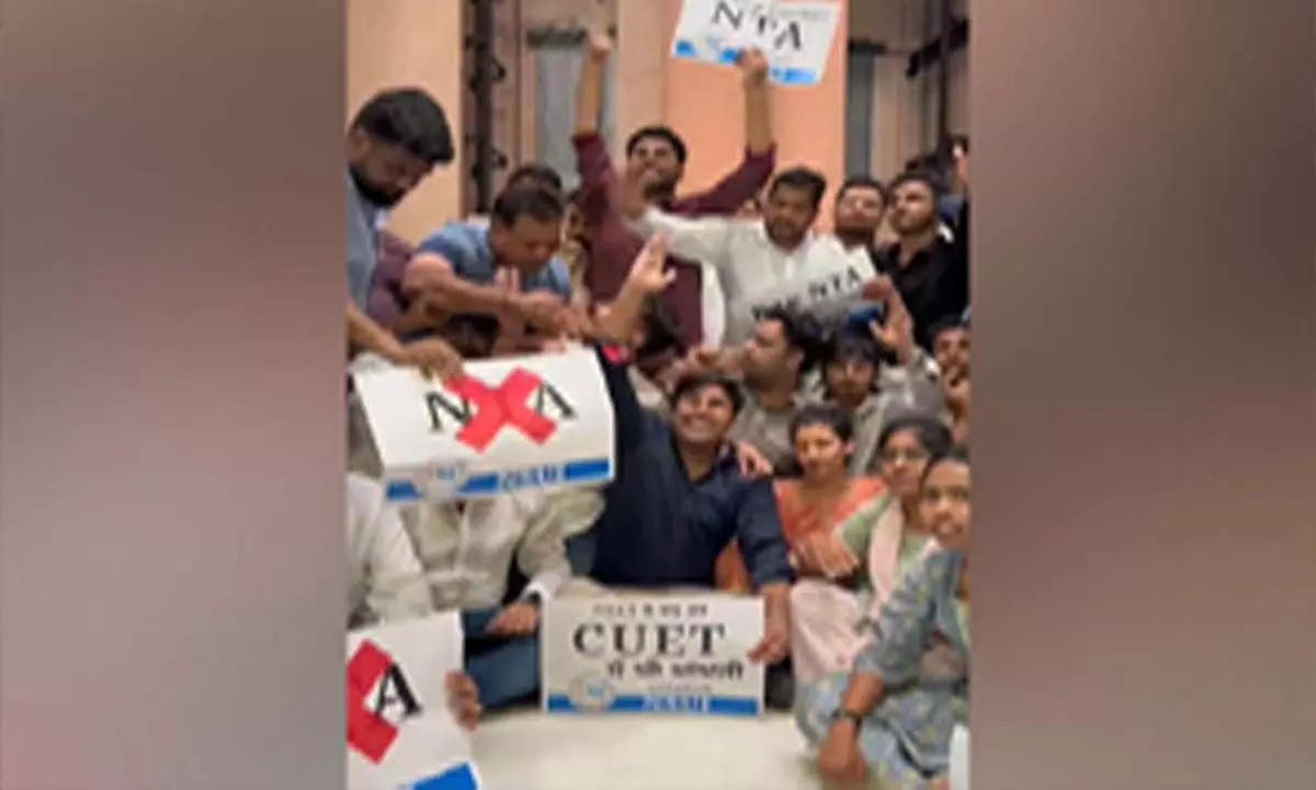 Delhi: परीक्षा अनियमितताओं को लेकर NSUI ने NTA कार्यालय पर किया विरोध प्रदर्शन