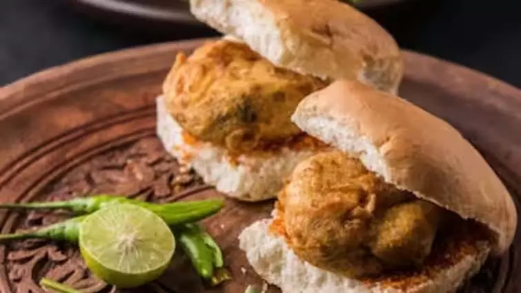 Vada Pav Recipe: काफी आसान घर पर बने वड़ा पाव