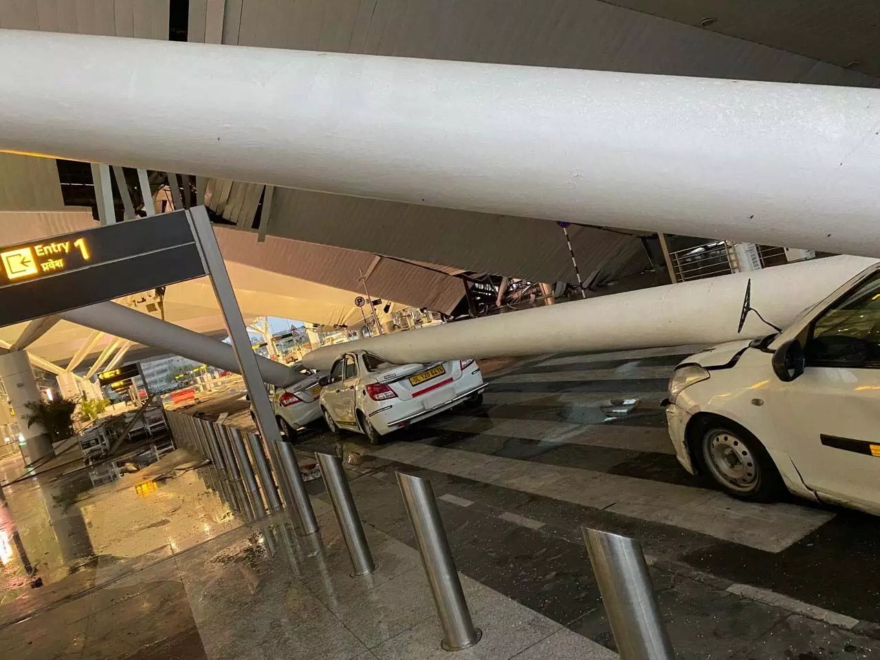 IGI Airport के T1 टर्मिनल में हादसा, छत गिरने से 3 लोग घायल