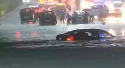 सड़क में जलभराव से डूब गई कार, DELHI का वीडियो आया सामने