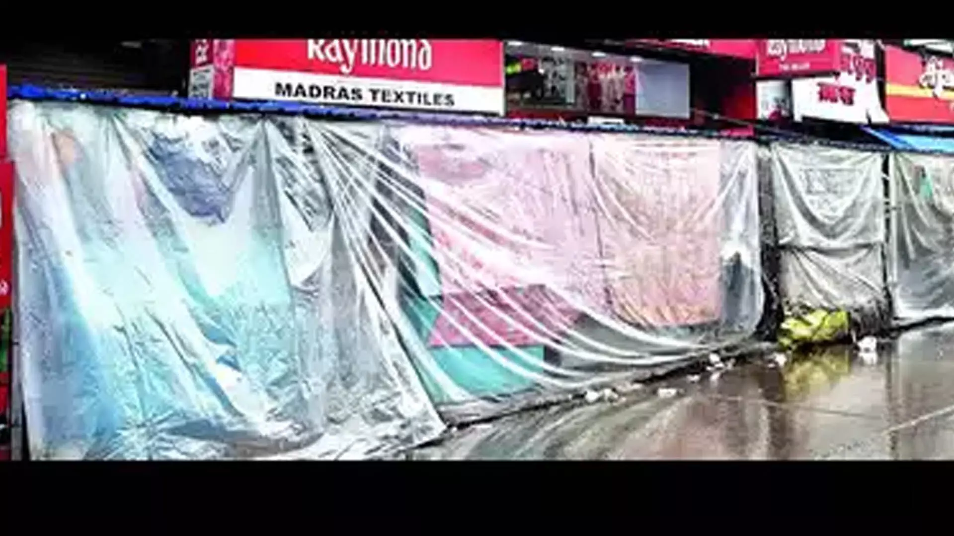 Kolkata News: बारिश के कारण शहर भर में फेरीवालों को प्लास्टिक का उपयोग करना पड़ा
