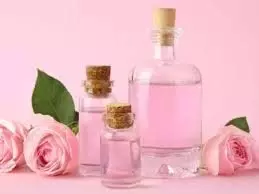 Rose water: गुलाब जल के फायदे, इसे कैसे करें इस्तेमाल