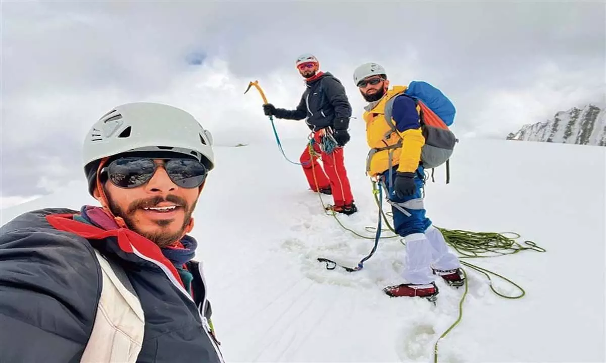 J & K NEWS: तीन कश्मीरी पर्वतारोहियों ने सोनमर्ग में घातक ग्लेशियर पर विजय प्राप्त की