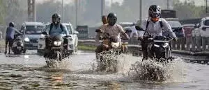 Delhi: रातभर हुई बारिश के बाद दिल्ली-एनसीआर के कई हिस्सों में जलभराव