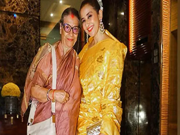 Manisha Koirala ने मां सुषमा कोइराला के साथ एक प्यारी तस्वीर शेयर की