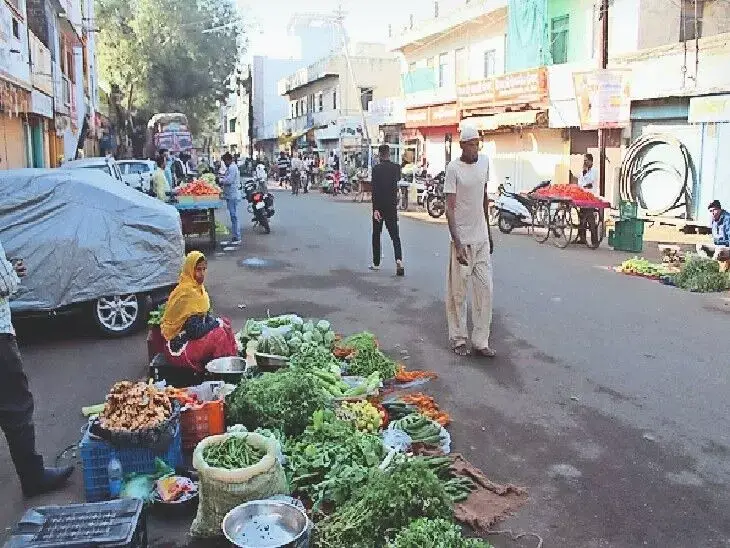 Bhagalpur: छतौना पुल की सड़क पर हाट-बाजार से राहगीरों को हो रही काफी परेशानी