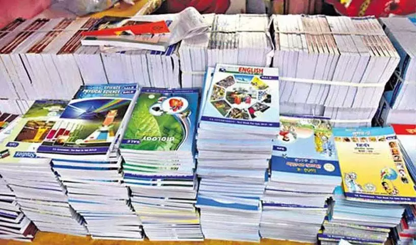 Telangan : नागरकुरनूल में कबाड़ की दुकान में स्कूल की पाठ्यपुस्तकें मिलीं