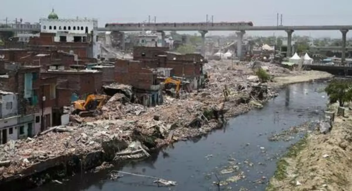 Lucknow: निर्माण ध्वस्त होने के बाद कुकरैल नदी का किनारा दशकों बाद नजर आया