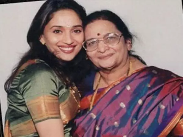 Madhuri Dixit ने अपनी मां स्नेहलता को उनकी जयंती पर याद किया