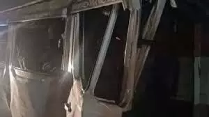 Karnataka News: ड्राइवर को आई झपकी मिनी बस और ट्रक में हुआ टक्कर