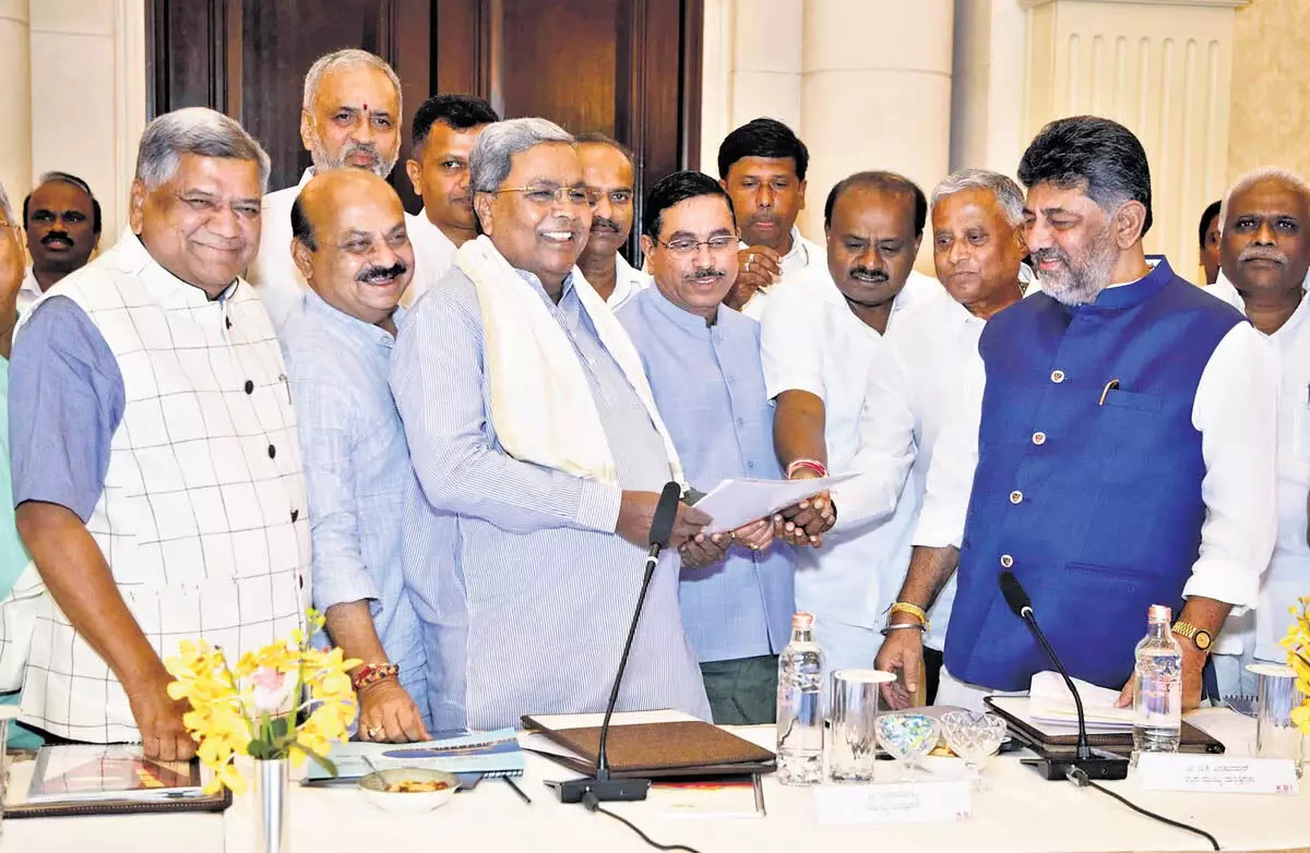 Karnataka News: सीएम सिद्धारमैया ने राज्य के सांसदों से कहा- राजनीति नहीं, मिलकर कर्नाटक के लिए काम करें
