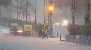 Delhi news: रातभर हुई बारिश के बाद दिल्ली-एनसीआर के कई हिस्सों में यातायात जाम