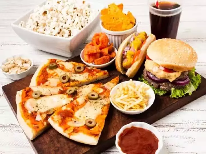 junk food: जंक फूड खाना पड़ सकता है भारी हो सकते हैं ये नुकसान