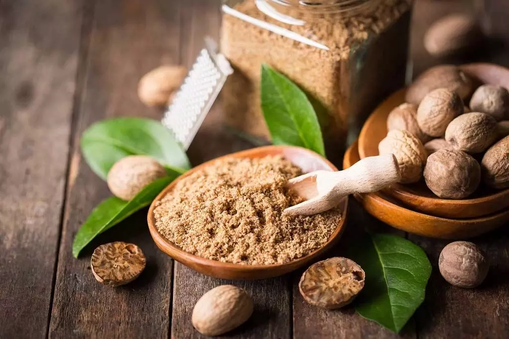 Nutmeg Oil: त्वचा को जवां बनाने का काम करता हैं जायफल का तेल