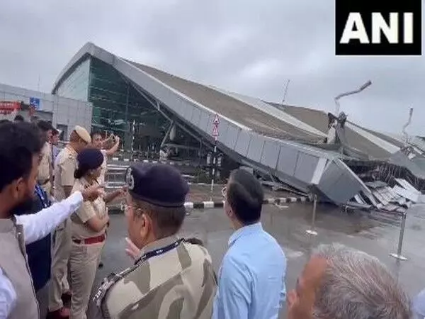 Delhi टी1 एयरपोर्ट पर छत गिरने की घटना, भारतीय ब्लॉक नेताओं ने प्रधानमंत्री मोदी पर निशाना साधा