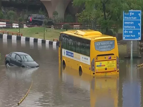 Delhi-NCR में भारी बारिश, भयंकर जलभराव और ट्रैफिक जाम की स्थिति बनी हुई