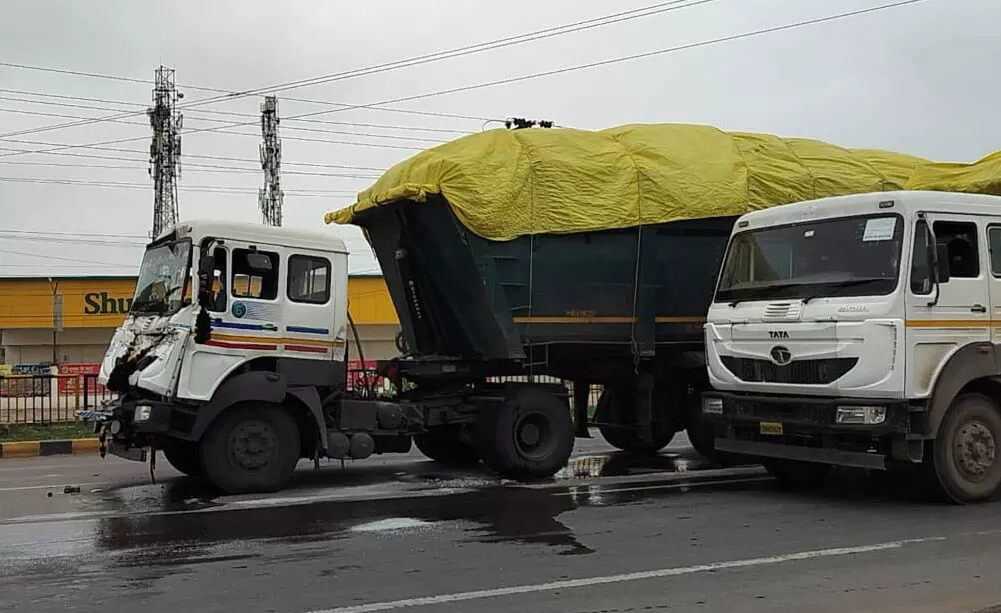 Raipur-सरोना रोड में हादसा, ट्रक चालक और हेल्पर घायल