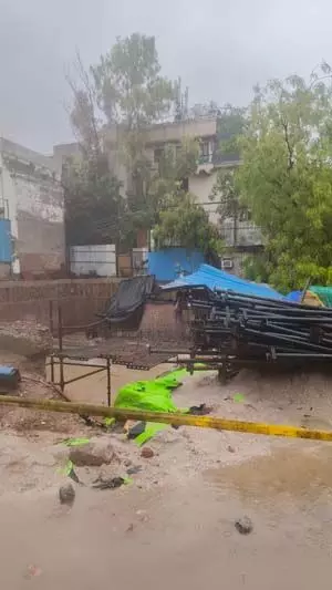 दिल्ली के वसंत विहार में बारिश के चलते धंसी जमीन, तीन लोगों के फंसे होने की संभावना