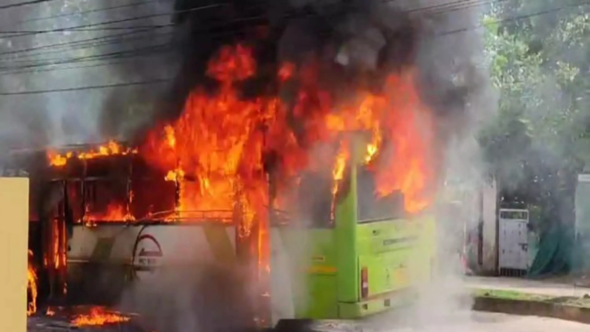 Odisha News : कटक एमओ बस में आग लग गई