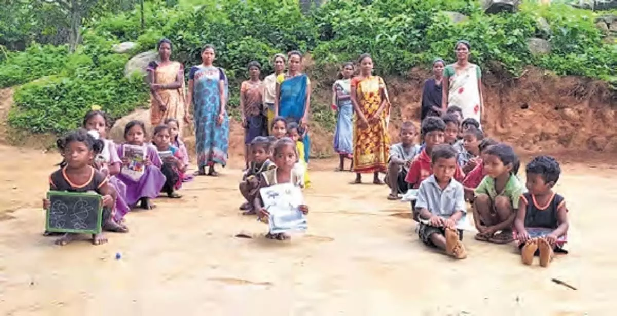 Andhra Pradesh: एएसआर गांव के आदिवासी एक स्कूल की मांग कर रहे