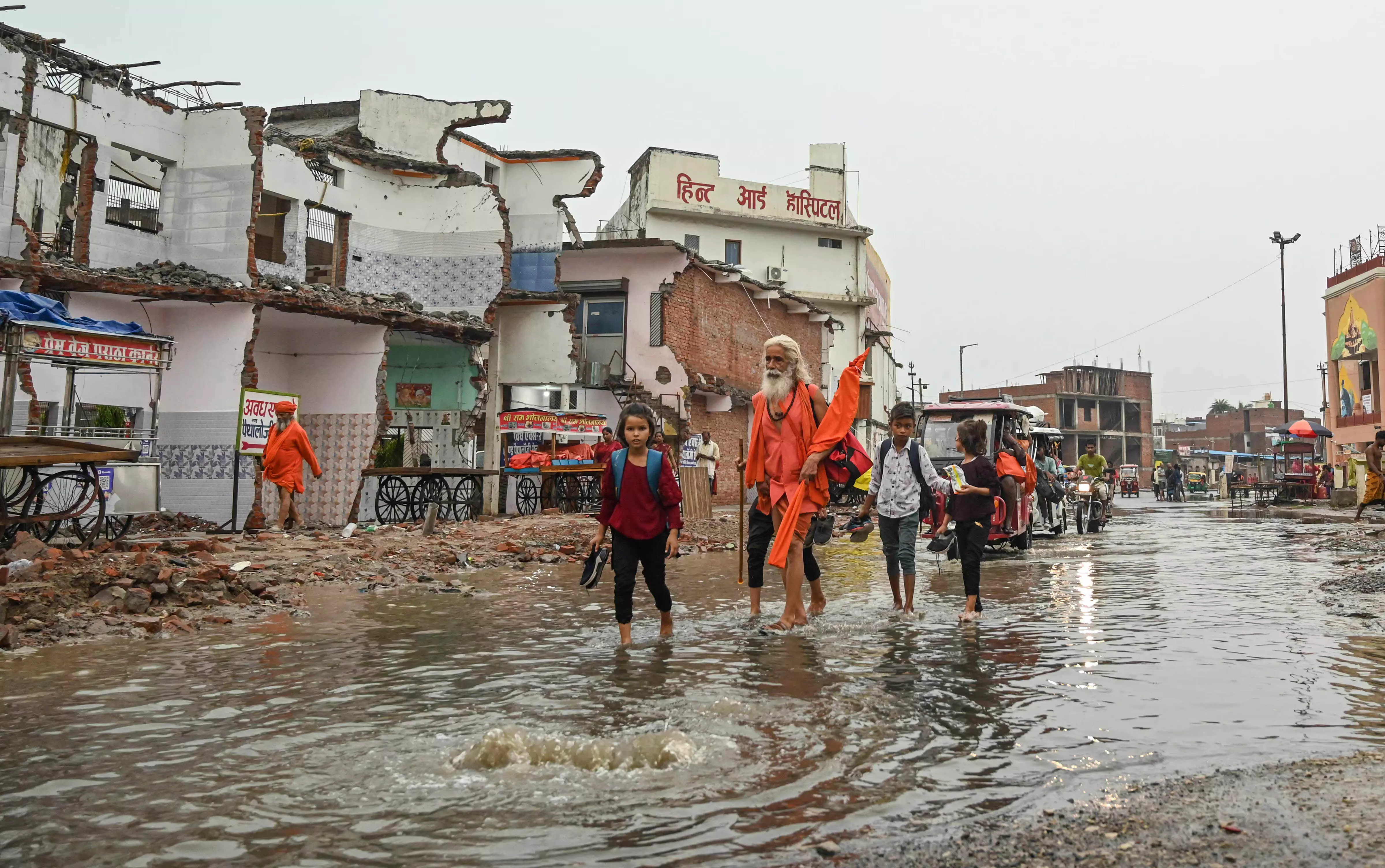 Ayodhya : बारिश के बीच टपक रही राम मंदिर की छत