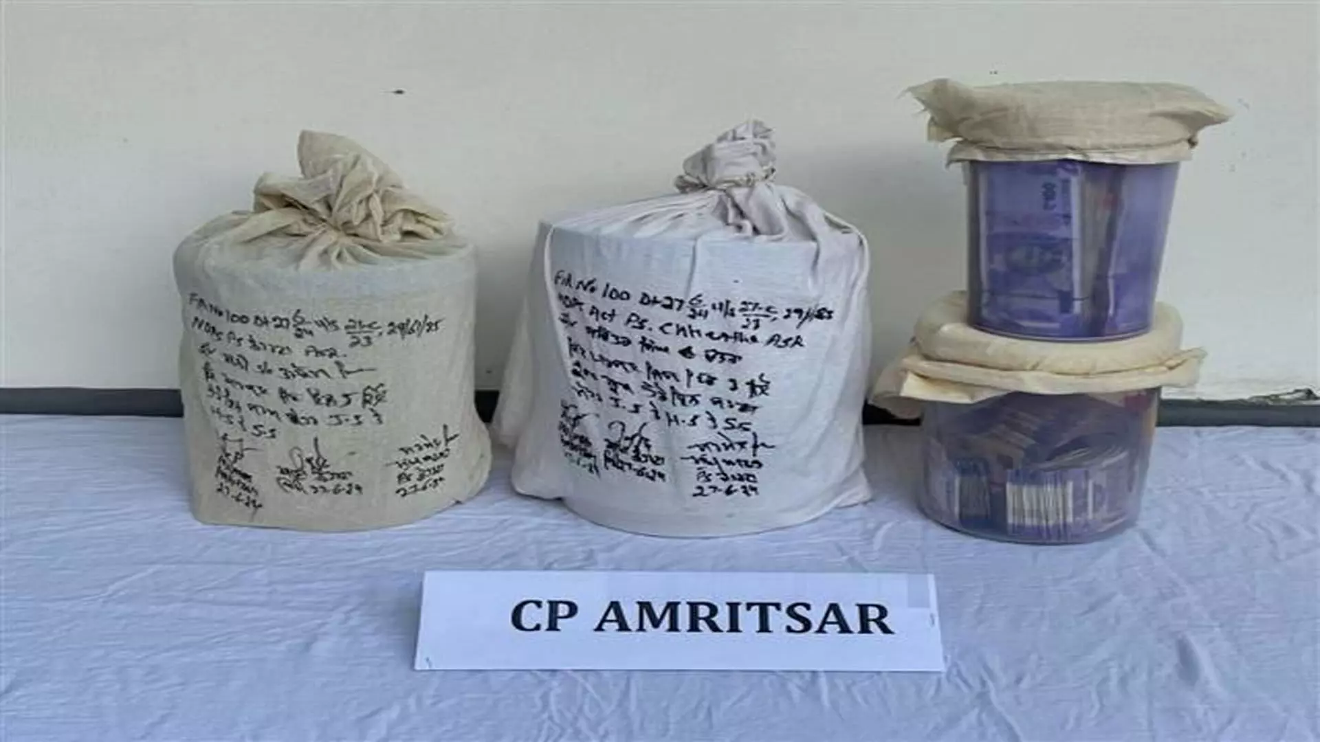 Amritsar पुलिस ने तीन ड्रग तस्करों को गिरफ्तार कर 9 किलो हेरोइन जब्त की