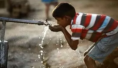 Gaziabad: पाइपलाइन चार बार डली, लोग पीने के लिए बोतल बंद पानी पर निर्भर