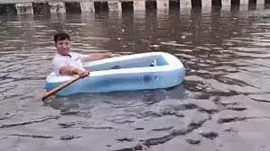 Delhi News:  भाजपा पार्षद ने जलमग्न सड़क पर नाव चलाई