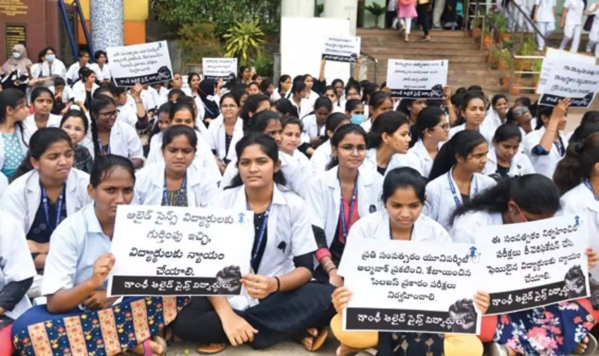 Telangana: गांधी मेडिकल कॉलेज, सिकंदराबाद में छात्रों की भारी विफलता के कारण विरोध प्रदर्शन शुरू हो गया