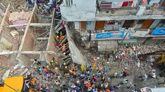 Delhi News: दीवार गिरने से 3 मजदूरों के फंसे होने की आशंका