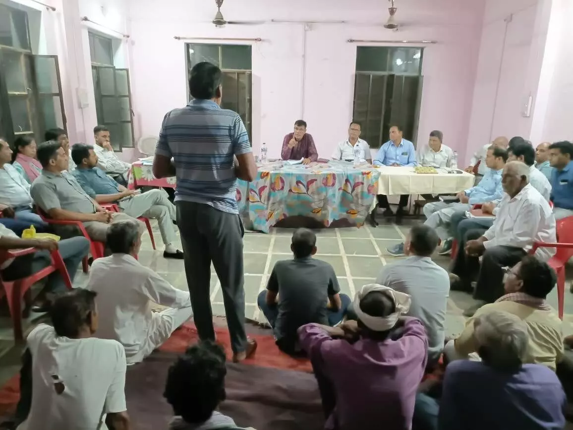 Kadwasar ग्राम पंचायत में रात्रि चौपाल में सुनी आमजन की समस्याएं, शिकायत निवारण के लिए अधिकारियों को दिए निर्देश