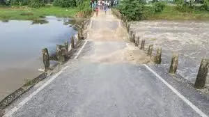 Bihar News:  बिहार में पानी के तेज बहाव में ढह गया 70 मीटर ब्रिज