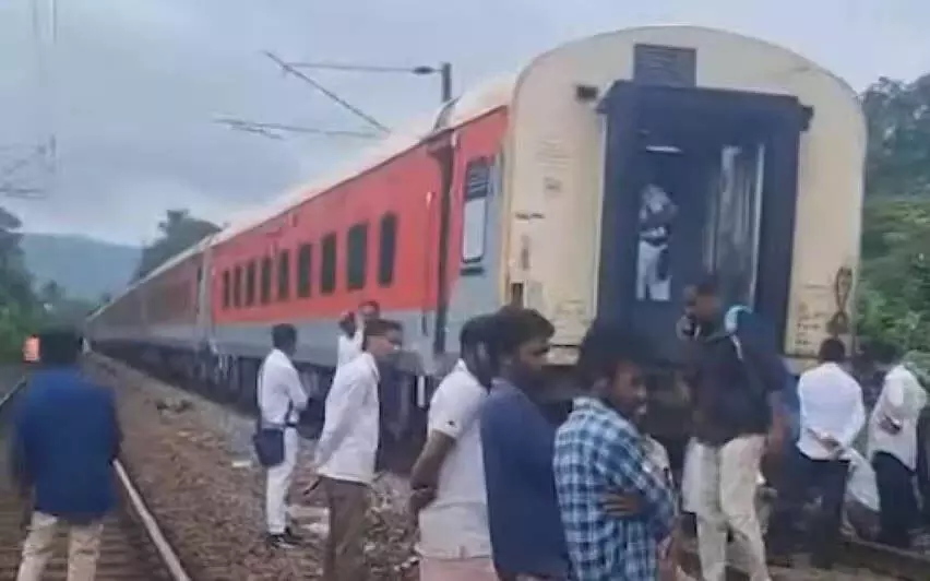 KERALA NEWS : त्रिशूर में चलती ट्रेन का इंजन और डिब्बे अलग होने से रेल यातायात बाधित