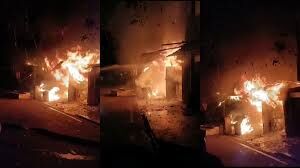 Dhanbad : सेंटर प्वाइंट जनरल स्टोर में आग से लाखों का सामान जलकर खाक