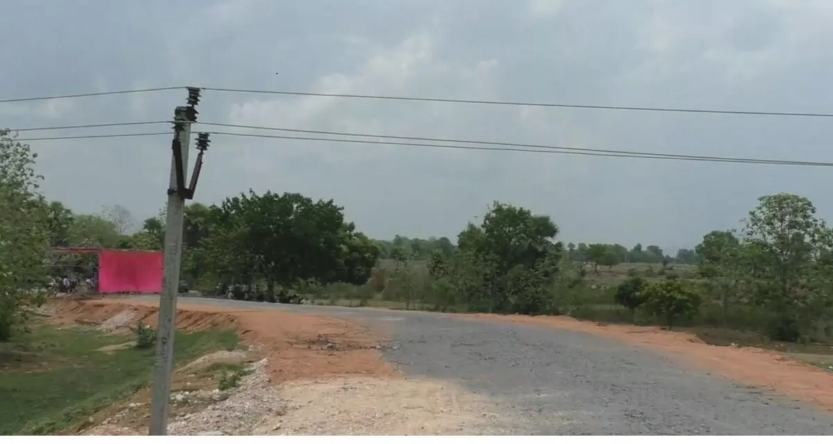 Odisha में बिजली का तार बहुत नीचे होने के कारण स्थानीय लोग नवनिर्मित सड़क से बच रहे