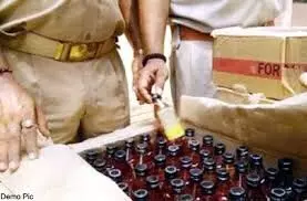 Manali: पुलिस को तलाशी के दौरान कार से 10 पेटी देशी शराब मिली