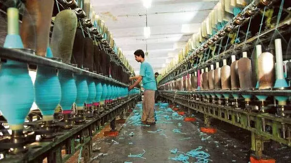 Business : पश्चिमी देशों में कपड़ों की मांग बढ़ने से भारत के कपड़ा निर्यात में 5.4% की वृद्धि