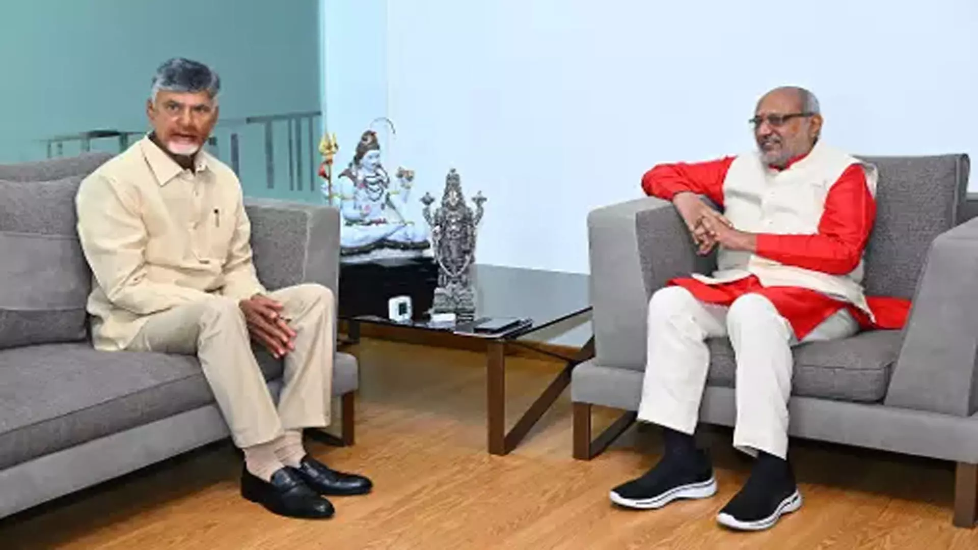Telangana के राज्यपाल ने आंध्र के मुख्यमंत्री चंद्रबाबू नायडू से मुलाकात की