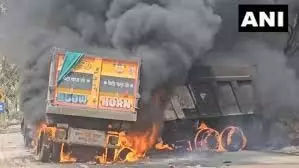 Uttar Pradesh News: पेड़ में टकराने से डंपर में लगी आग, चालक की मौत