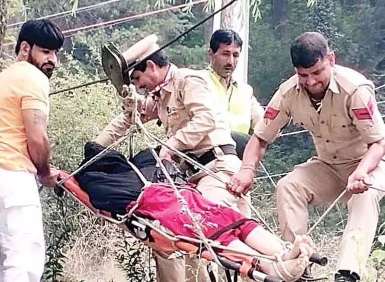 Parvati में पांच घंटे चला आपरेशन, ब्रिज से निकाला महिला का शव