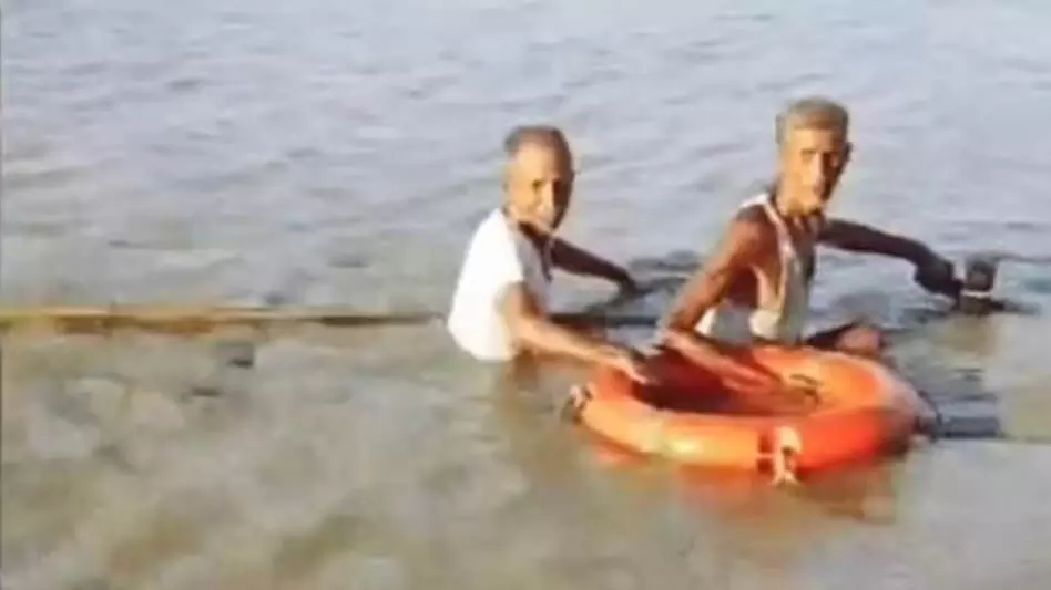 ASSAM NEWS :  असम पुलिस ने जोरहाट में ब्रह्मपुत्र नदी में डूब रहे दो बुजुर्गों को बचाया