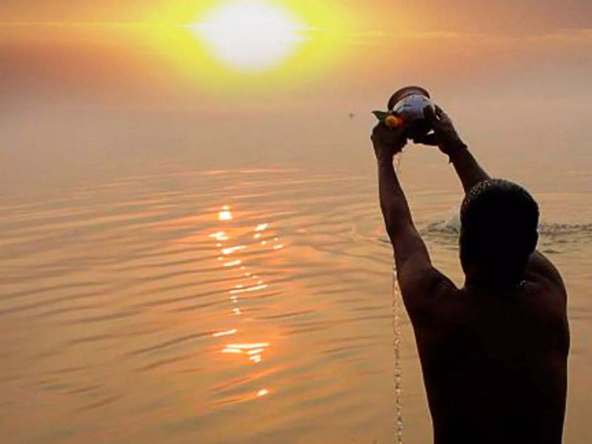 Surya Arghya: ये लोग सूर्य को न चढ़ाएं जल वरना बढ़ सकती हैं जीवन की परेशानियां