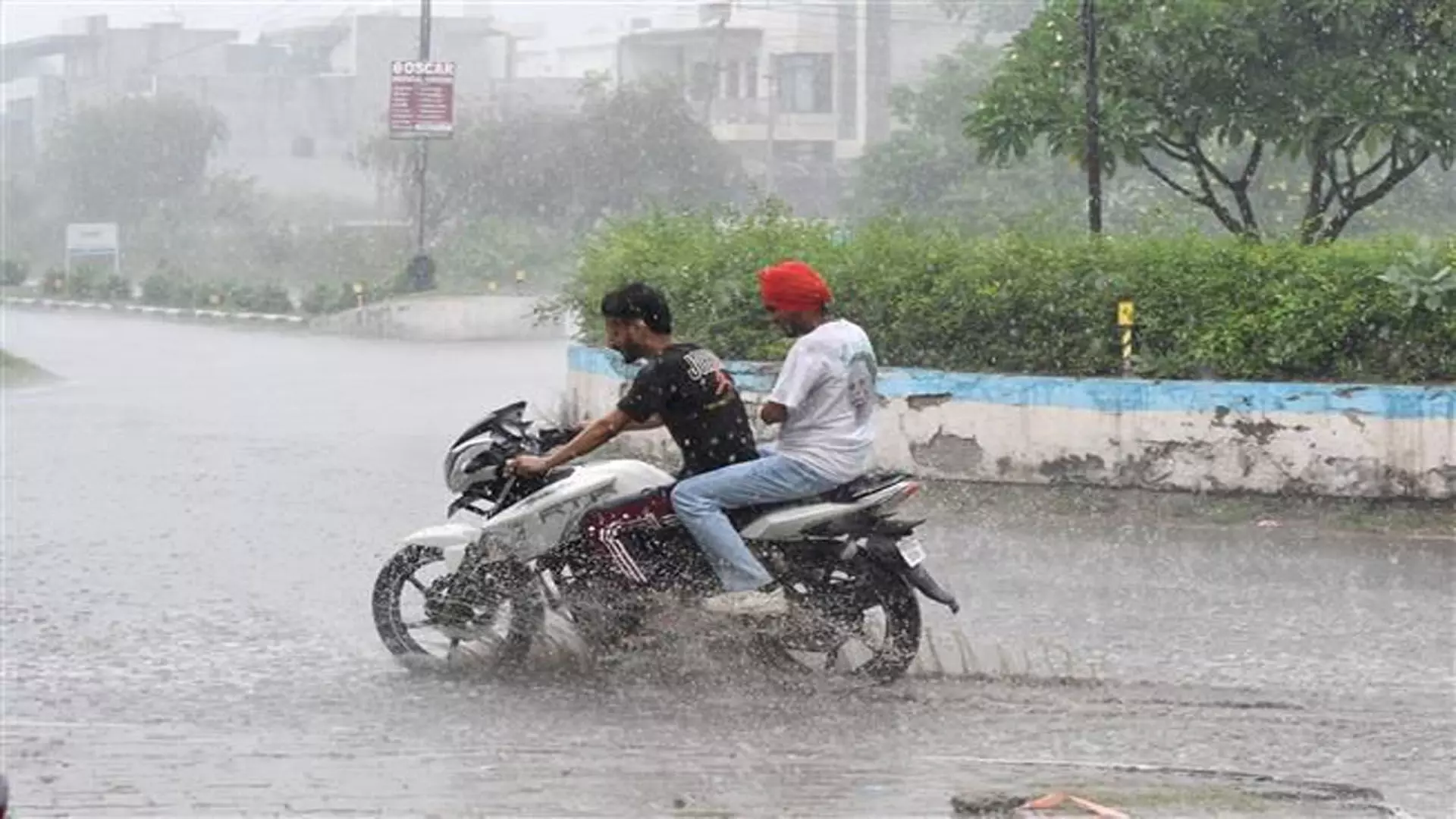 IMD ने उत्तर-पश्चिम भारत में बहुत भारी बारिश की चेतावनी दी