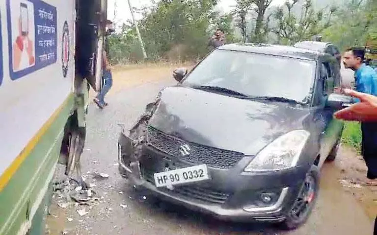 Mohadadhaar में स्किड होकर एचआरटीसी बस से टकराई कार