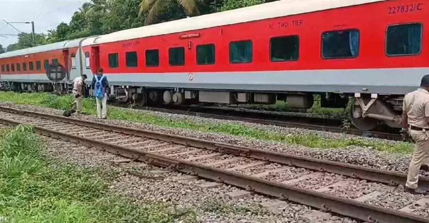 KERALA NEWS : त्रिशूर में ट्रेन का डिब्बा इंजन से अलग हुआ