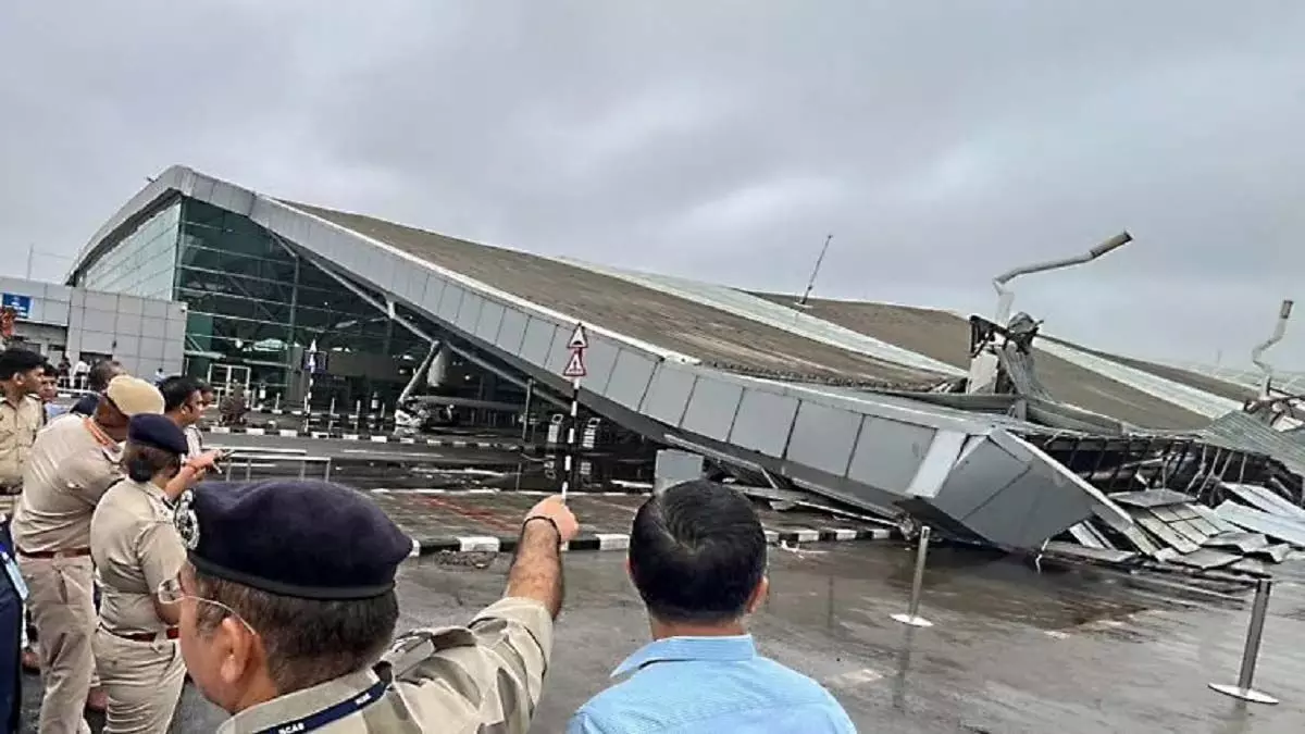Delhi airport: दिल्ली एयरपोर्ट की छत ढहने की घटना मामला दर्ज