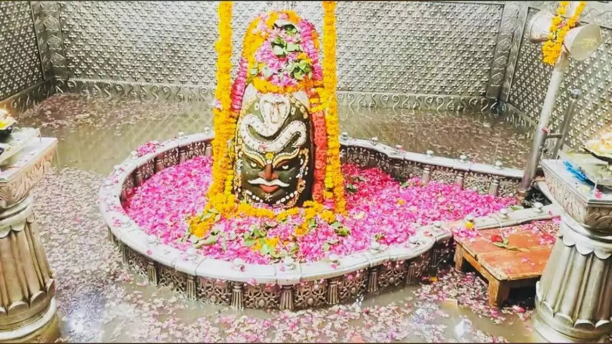 Ujjain: पहली बारिश में चामुंडा माता मंदिर के गर्भगृह में घुसा बरसात का गंदा पानी